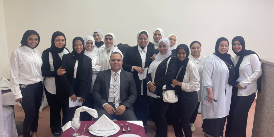 متابعة الاختبارات العملية لمقرر خدمة المطاعم